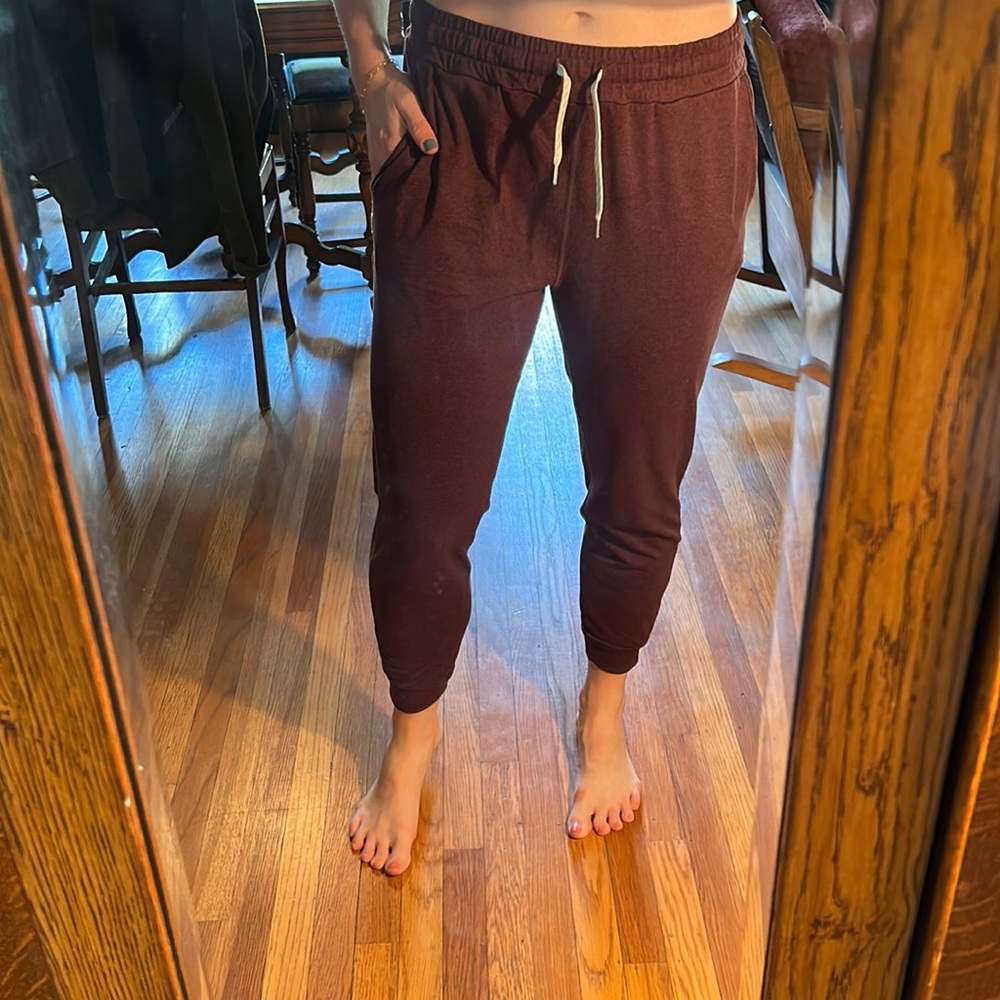 Vuori Performance Joggers, Sz Med. regular length. Maroon. No piling. Like new